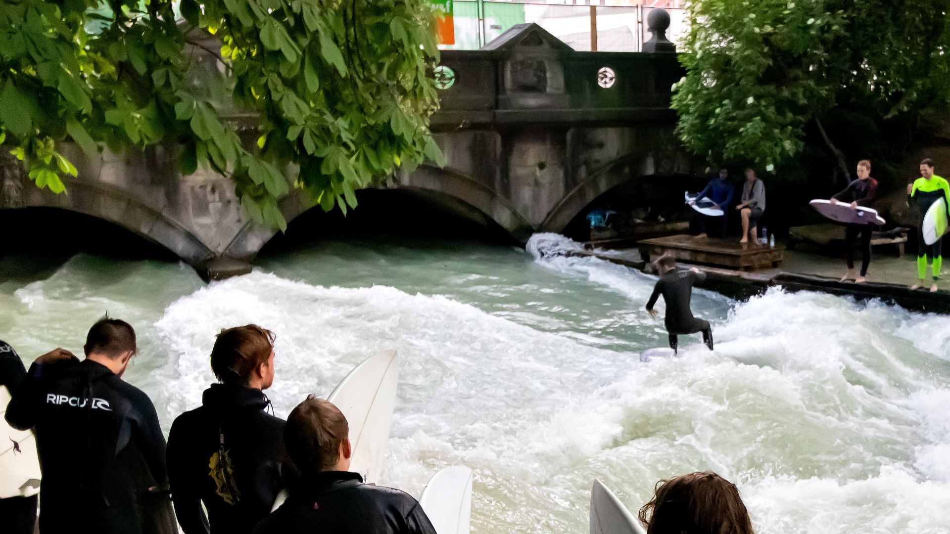 Surfer München Eisbach Welle